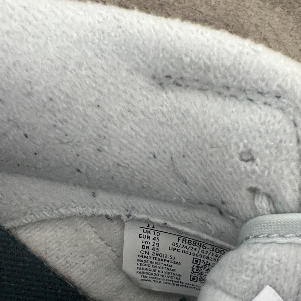 Nike Classic White and Forest Green Shoes - Picture 3 of 3